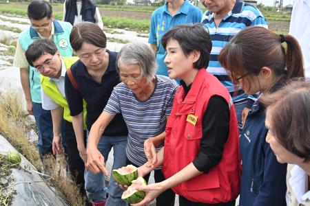 行政院副院長鄭麗君視察西瓜農作災損情形　共14張