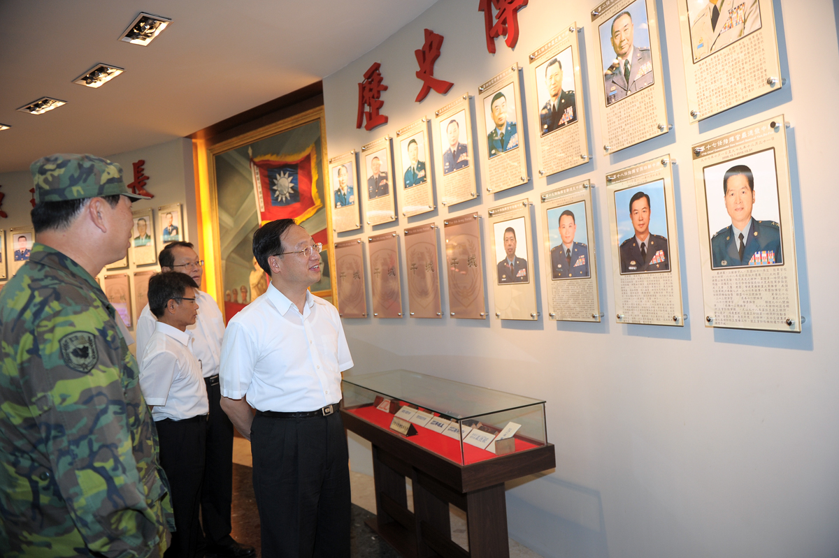 江揆赴陸軍八軍團慰勞國軍弟兄救災辛勞 　共2張