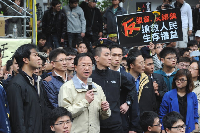 江揆探視立院外靜坐學生 強調服貿會逐條審查並盼整起事件理性落幕 　共2張