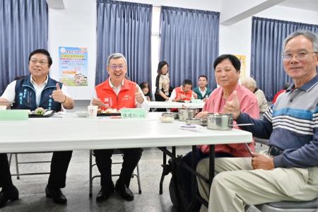陳院長今（20）日 參訪杭菊產業（秋美人農場）暨陪同長者共餐照片_15 共16張