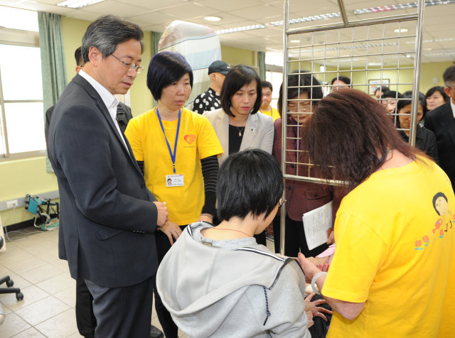 張揆探視新北陽光重建中心 期勉八仙塵爆傷友樂觀積極復建 　共3張