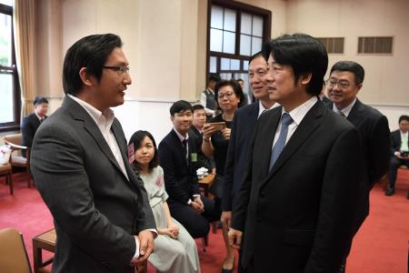 1071025行政院長賴清德接見金商獎中外得獎企業及相關獎項得獎單位_S__50421832 　共5張