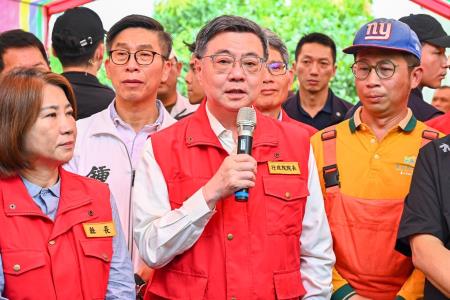 2026年6月27日行政院長卓榮泰視察設施蔬菜農作災損情形 　共12張