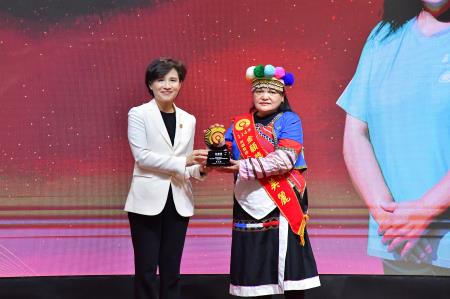 2025年12月10日行政院副院長鄭麗群出席114年度衛福部金顧獎表揚典禮 　共6張