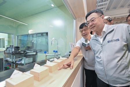 2025年7月5日行政院長卓榮泰視察斗南鎮農會精米工場公糧儲備情形-5 　共8張