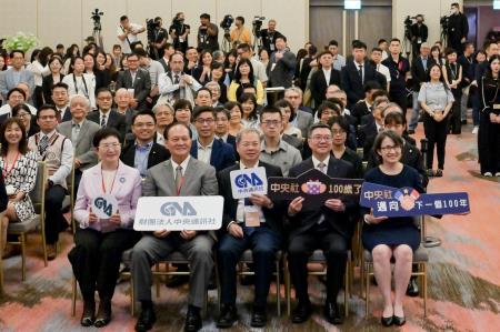 卓院長今（1）日出席「百年轉身‧自由永續－中央社百年社慶暨改制28週年酒會」照片 共8張　共8張
