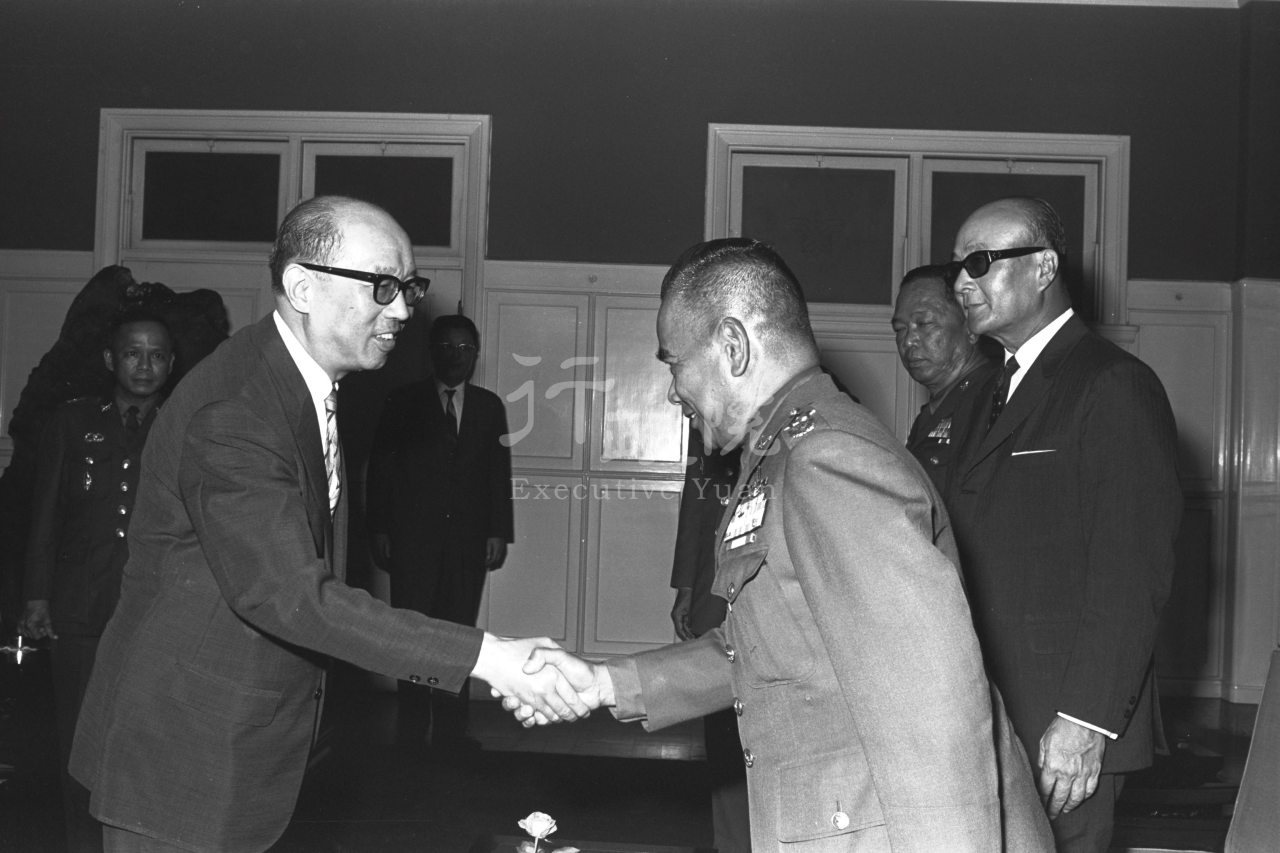 1969年8月19日嚴家淦院長接見泰國陸軍參謀長蘇拉吉上將等人 共1張 　共1張
