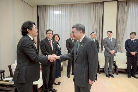2026年3月25日行政院長卓榮泰接見「日本台灣親善協會」會長衛藤征士郎前眾議員一行 　共6張