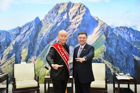 卓院長今（1）日接見國際青年商會中華民國總會「第62屆十大傑出青年當選人」照片_4 共10張　共10張