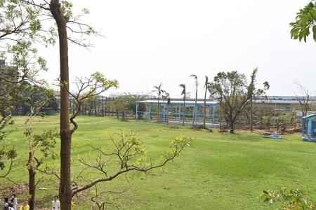 2024年10月12日_2行政院長卓榮泰視察高雄市前鎮區前鎮國小山陀兒風災受損情形5