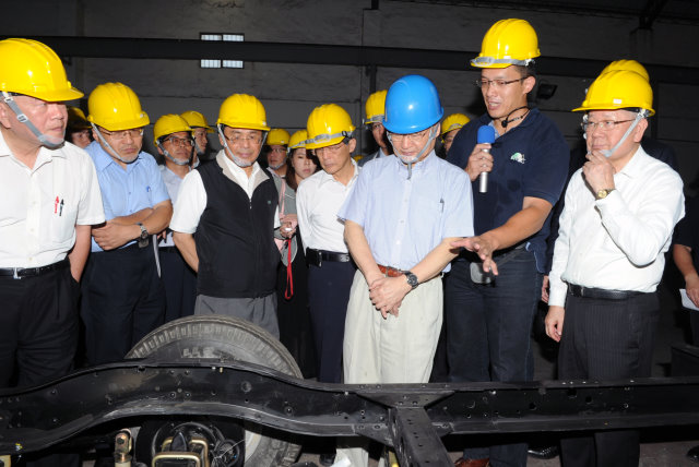 毛揆：發展臺灣綠能電動巴士 結合車聯網建立智慧化平臺 　共4張