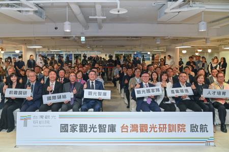 2026年7月22日行政院長卓榮泰出席「財團法人台灣觀光研訓院」揭牌儀式 　共9張