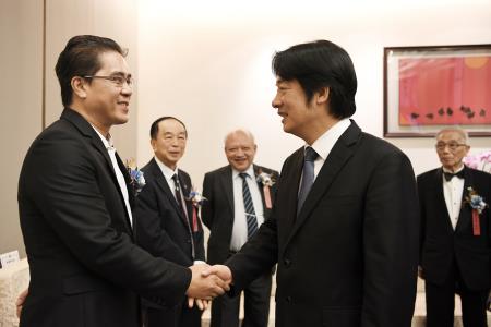 1071026行政院長賴清德接見「第28屆醫療奉獻獎得獎人」一行_S__50454576 　共5張