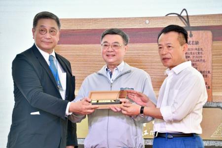 2025年9月21日行政院長卓榮泰出席「嘉義縣荷苞嶼綠色永續園區開幕嘉年華會」 　共7張