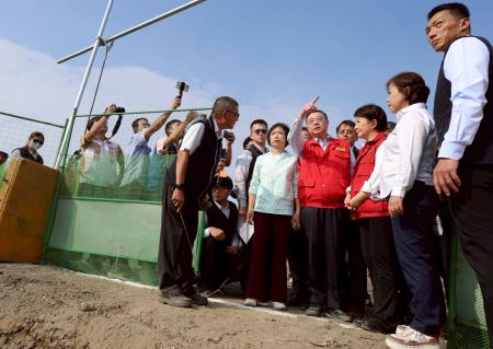 2025年10月30日2025年10月30日行政院長卓榮泰視察臺中文山垃圾掩埋場長卓榮泰視察臺中文山垃圾掩埋場　共3張