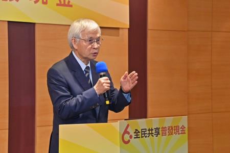 2023年5月9日行政院長陳建仁慰勉財金資訊股份有限公司同仁辦理全民共享普發現金業務2 　共6張