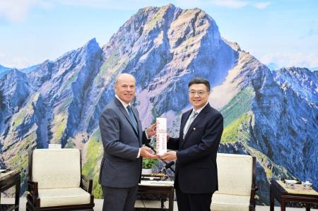 2024年9月9日行政院長卓榮泰接見加拿大駐台北貿易辦事處（CTOT）倪傑民代表一行