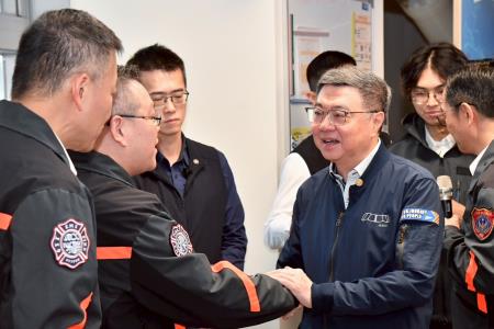 2026年2月14日行政院長卓榮泰慰勉消防署救災救護指揮中心春節留守值勤人員　共8張