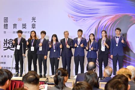 陳院長今(1)日出席「112年國光體育獎章暨運動科學研究獎勵頒獎典禮」照片 共12張