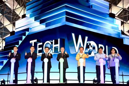 2026年3月1日行政院長卓榮泰出席2026台灣燈會TECH WORLD館開幕典禮　共8張