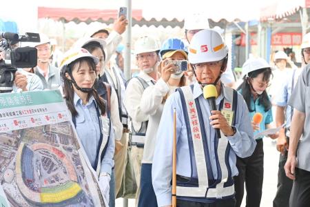 2026年5月16日行政院長卓榮泰視察屏東國際棒球場工程進度 　共6張