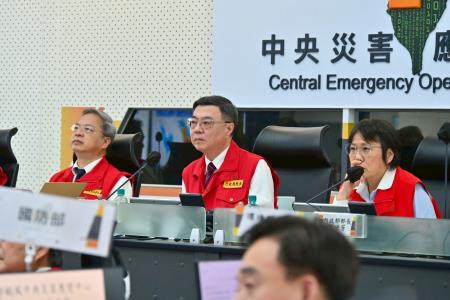 2025年8月12日行政院長卓榮泰視導楊柳颱風中央災害應變中心第三次工作會報　共4張