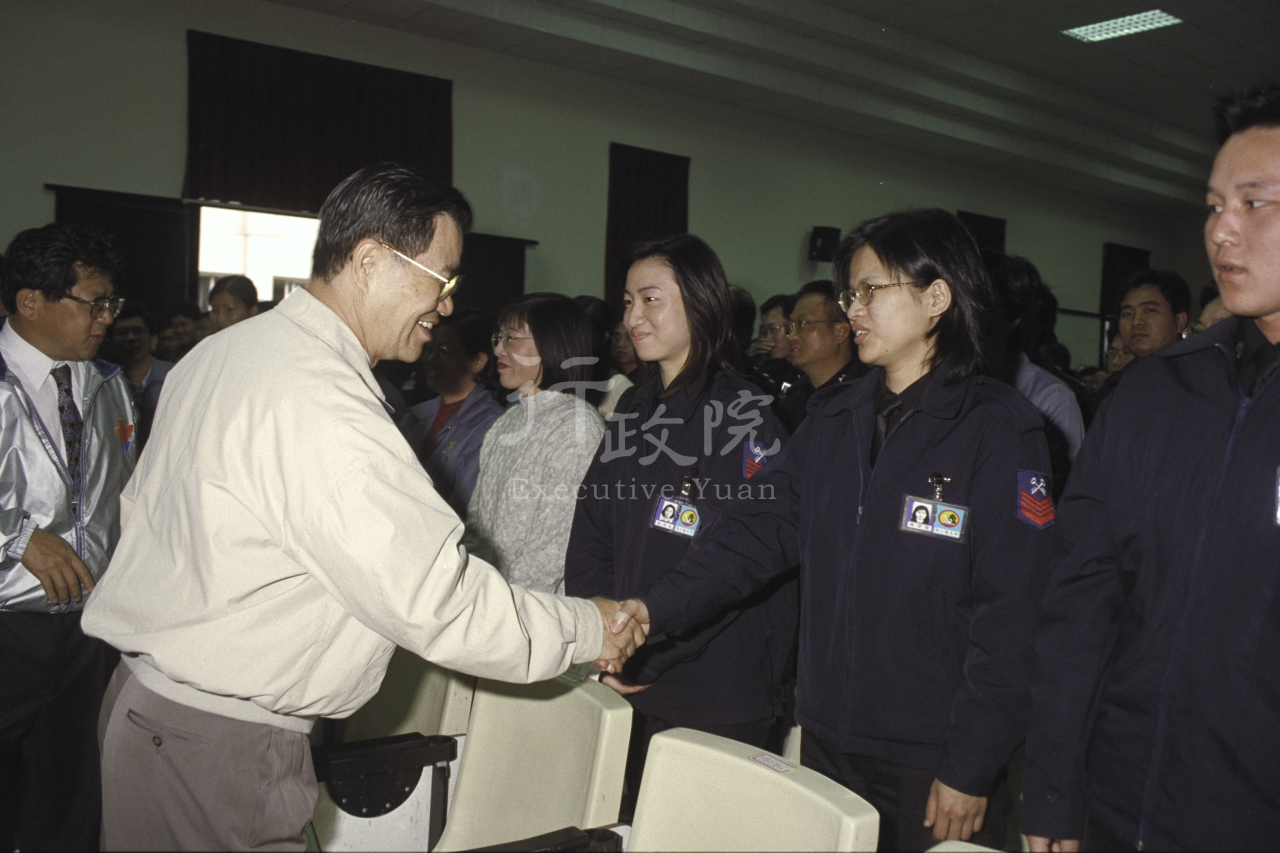 1999年1月7日行政院長蕭萬長視察海軍馬公基地 共1張 　共1張