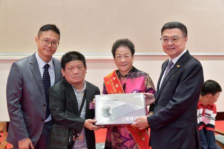 行政院長卓榮泰接見第27屆大愛獎得獎人一行 　共10張