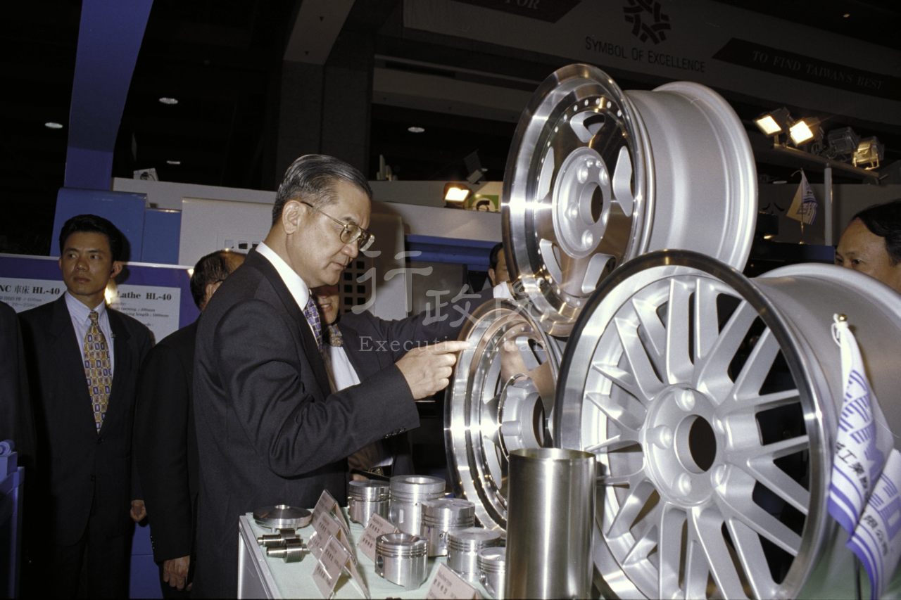 1997年3月19日連戰副總統兼行政院長參觀國際工具機展 共1張 　共1張