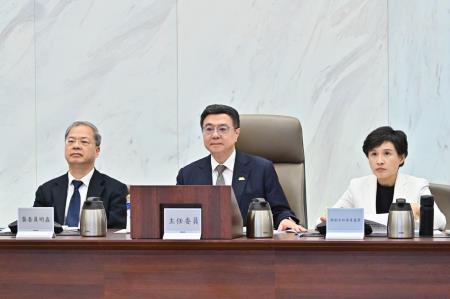 2024年10月17日行政院長卓榮泰主持行政院經濟發展委員會第2次會議。 　共7張