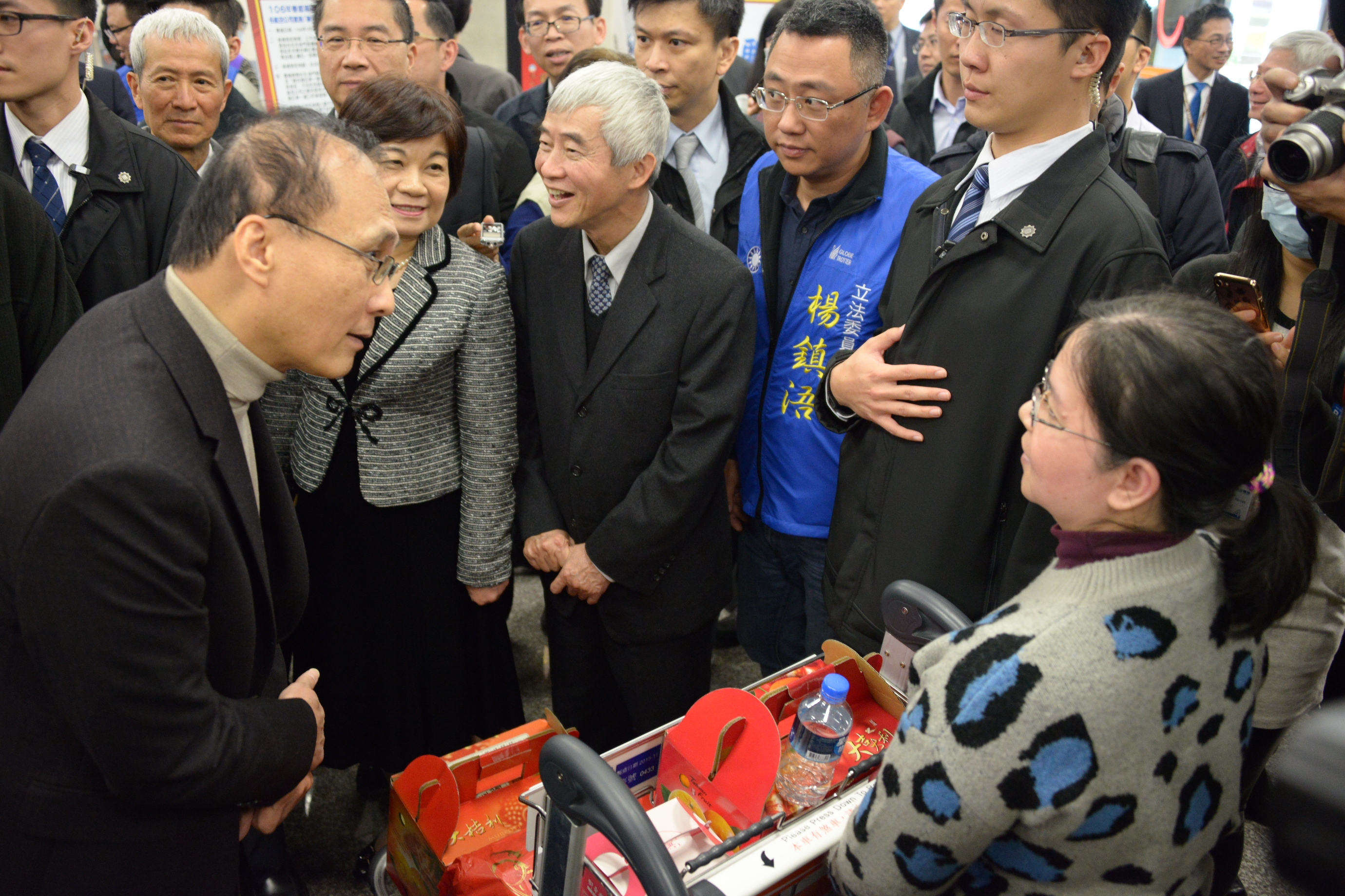 關心春節疏運情形 林揆期勉完備應變機制使民眾返鄉出遊平安順暢 　共8張