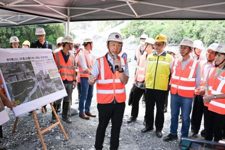 行政院長卓榮泰視察「匯德隧道北口 (石公溪土石流災害 )公路搶修暨西小清水溪橋緊急復原工程」
