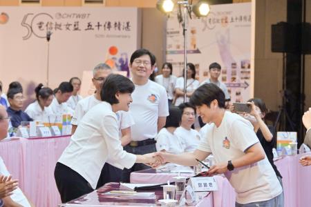 2024年8月23日行政院副院長鄭麗君出席「中華電信女籃五十週年慶典」　共5張