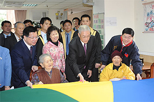 吳院長寒冬送暖，關心養護中心的長者 　共1張