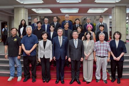 2026年6月25日行政院長卓榮泰主持行政院推動轉型正義會報第8次會議　共6張