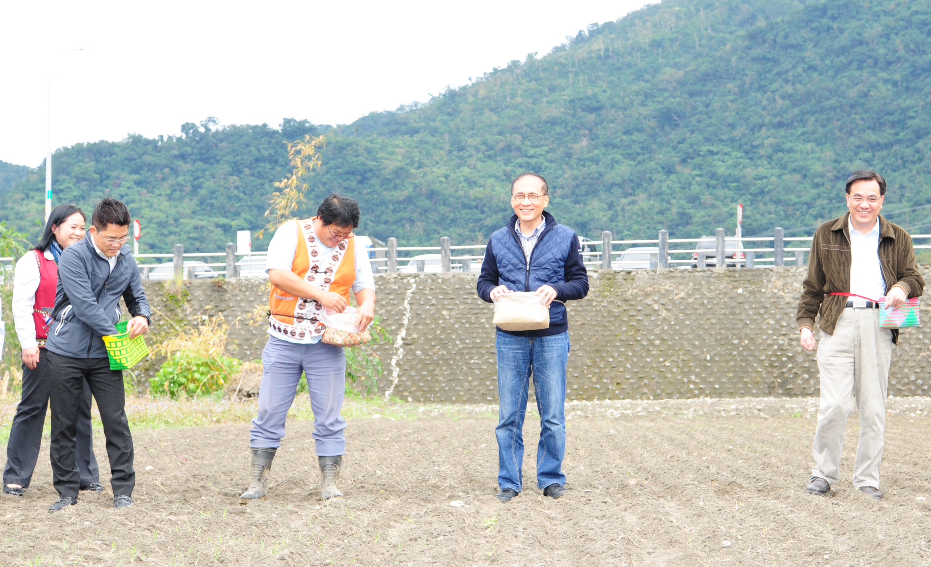 林揆參訪原住民族傳統作物產業現況  盼提升在地經濟附加價值