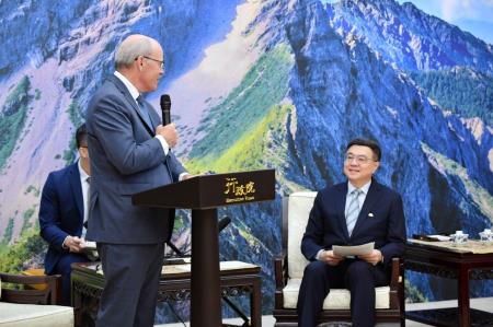2024年9月9日行政院長卓榮泰接見加拿大駐台北貿易辦事處（CTOT）倪傑民代表一行