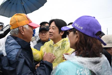 行政院長賴清德視察新十全駕訓班附近淹水水退情形2
