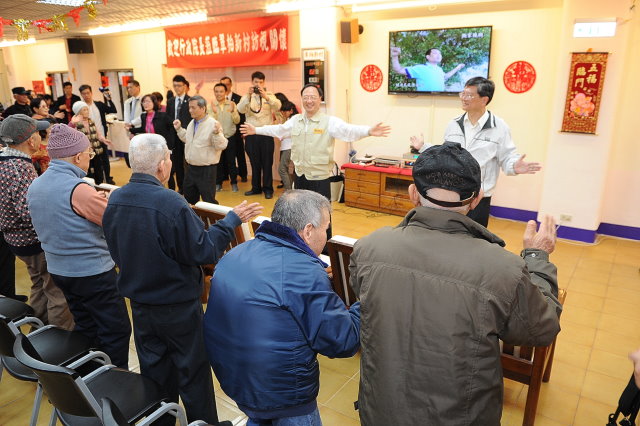 江揆訪視老人安養中心 與長輩溫馨過年 　共2張