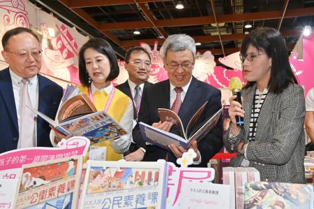 2024年2月22日行政院長陳建仁參訪「2024年第32屆台北國際書展」_240222_7_0　共12張