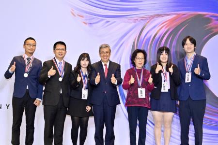 陳院長今(1)日出席「112年國光體育獎章暨運動科學研究獎勵頒獎典禮」照片_5 共12張