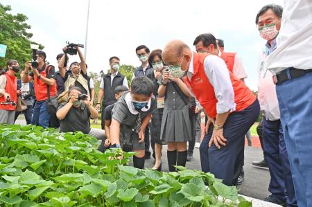 2022年8月16日行政院長蘇貞昌視察嘉義縣民和國小午餐廚房