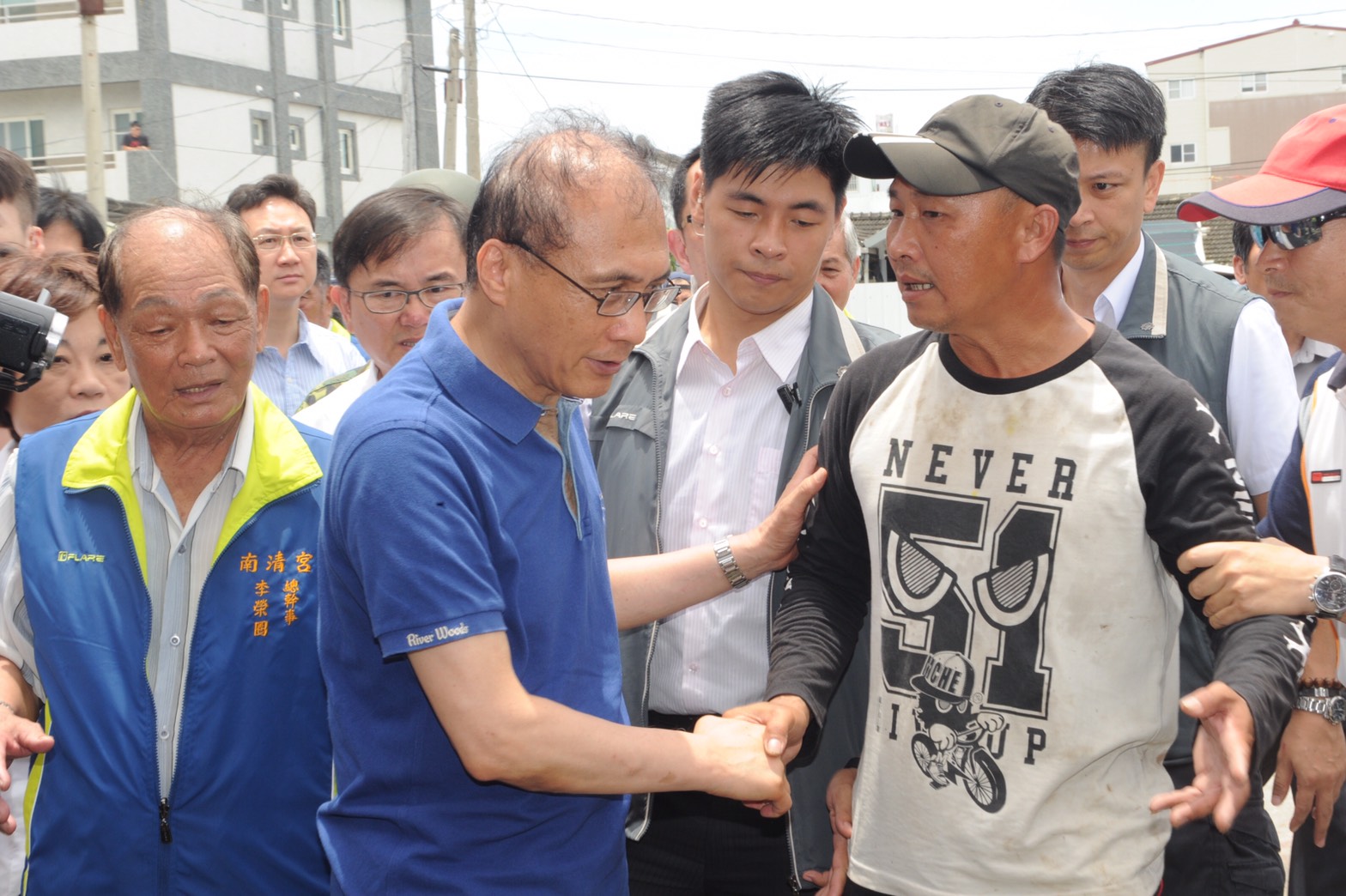 林揆探視安置長者指示儘速協助民眾恢復以往生活