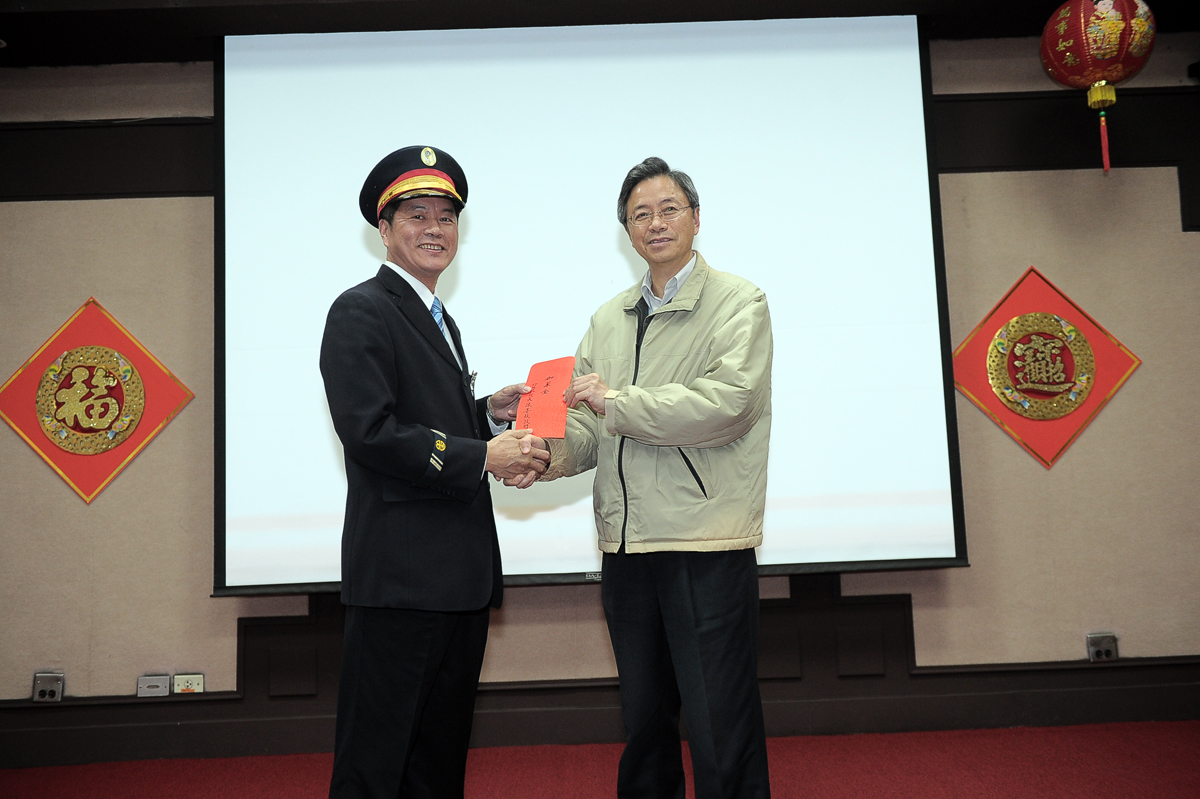 張揆感謝春節疏運相關工作人員 期勉即時處理突發狀況讓民眾平安返鄉