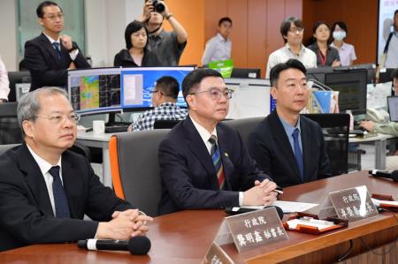 行政院長卓榮泰視察中央氣象署並關心「康芮颱風動態」及對全臺的影響　共6張
