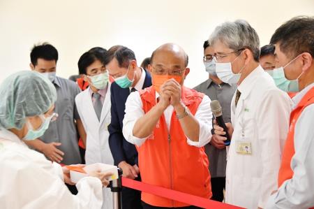 2021年10月24日行政院院長蘇貞昌視察「中正紀念堂疫苗接種站」S__150421544　共5張