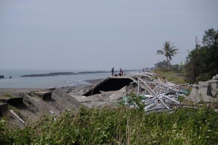 2024年10月5日行政院長卓榮泰視察屏東枋寮鄉海堤破損情形（含海水供應站建置狀況及全縣漁業損害）
