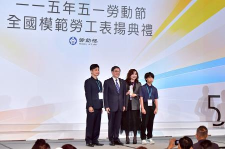 2026年4月29日行政院長卓榮泰出席115年紀念五一勞動節暨全國模範勞工表揚典禮 　共7張