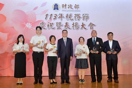 2024年7月1日行政院長卓榮泰出席「113年稅務節慶祝暨表揚大會」　共8張