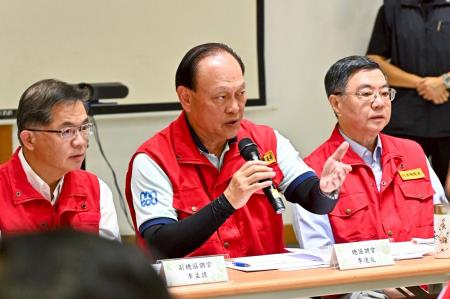 2025年10月8日行政院長卓榮泰赴前進協調所聽取災後復原重建進度情形 　共5張